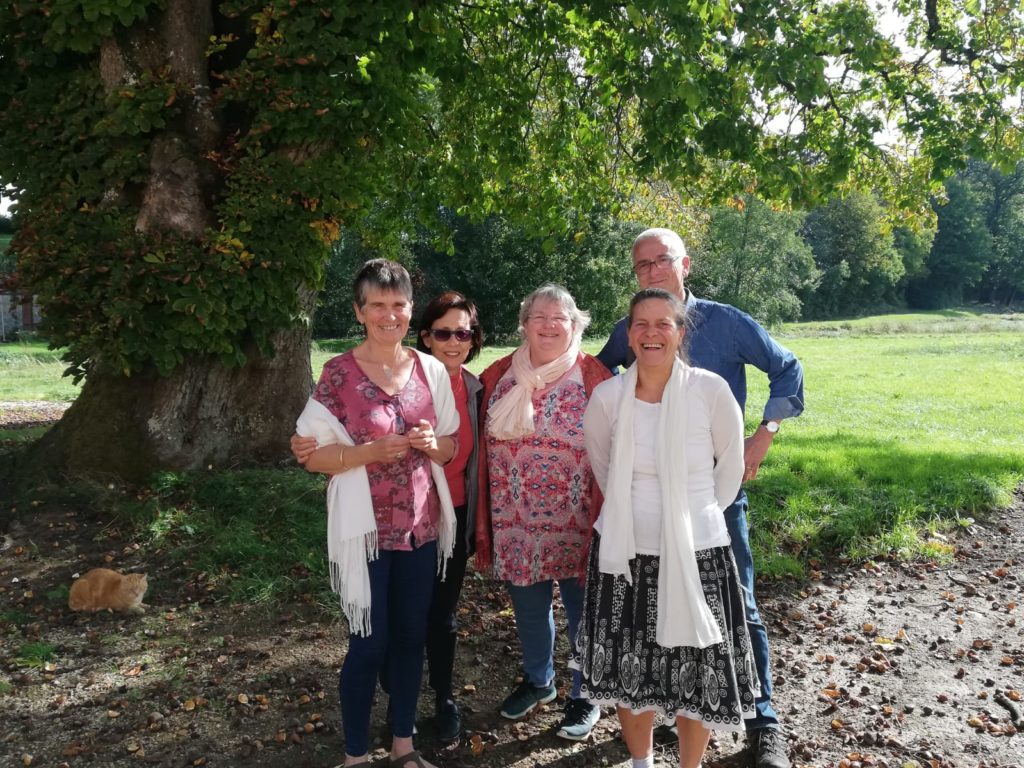 Teresa et d'autres méditants lors de la retraite des Enseignements Essentiels à Bonnevaux 