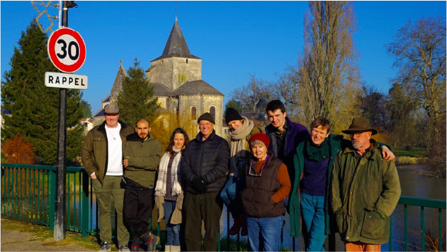 Sean (à l'extrême gauche) avec le Père Laurence (au milieu) et les habitants de Bonnevaux